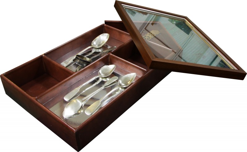 Объёмное оформление серебряных ложек в коллекционнице с использованием деревянного багета и зеркального паспарту